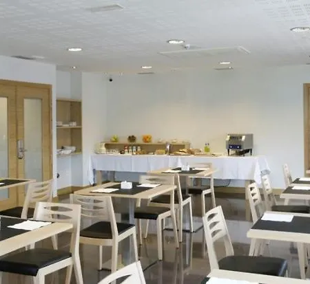 Aginaga Hotela ウスルビル